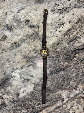 Vintage Gucci Gold-Tone GG Logo Brown Leather Bracelet Watch. Gucci 2000L